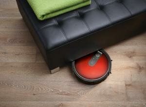 Miele Saugroboter Scout RX1 bei der Reinigung unter dem Sofa